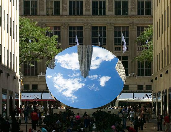 一个直径为35英尺的凹面镜，将纽约的蓝天尽收其中  图源：社交媒体