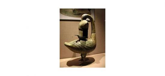 彩绘雁鱼青铜釭灯，西汉，中国国家博物馆藏