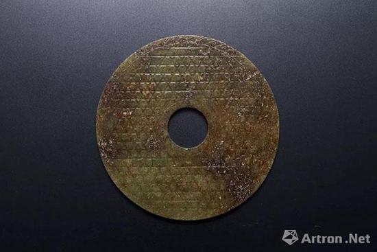 Lot 1905  清 吴大澂旧藏青玉蒲璧及《古玉图考》两册 D:10.5cm