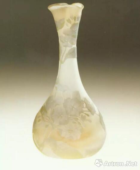 法国加莱白地八仙花纹套料瓶（1904-1914年）