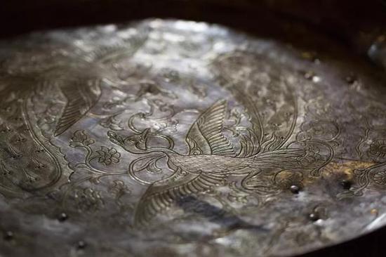 唐·鎏金卧龟莲花纹五足朵带银熏炉及炉台（局部特写），法门寺博物馆藏
