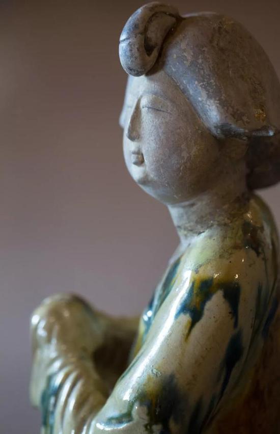 唐·三彩拱手女立俑（局部特写），陕西历史博物馆藏