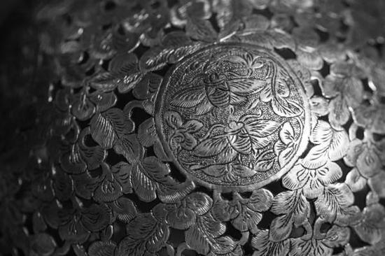 唐·鎏金双蜂团花纹镂空银香囊（局部特写），法门寺博物馆藏