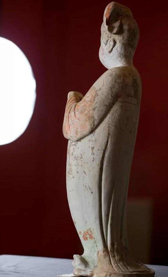 唐·彩绘拱手女陶俑（背影），中国国家博物馆藏