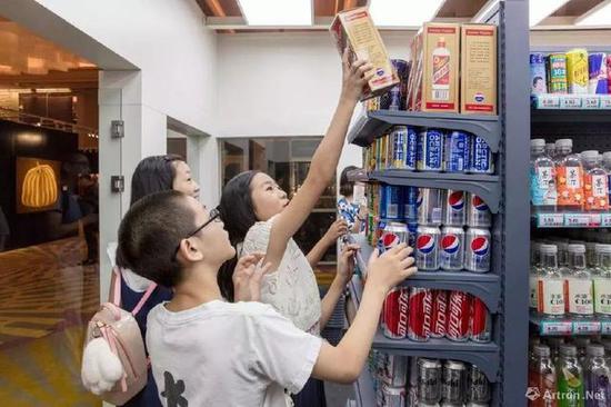 ▲《徐震超市》在香港苏富比秋拍上海预展现场
