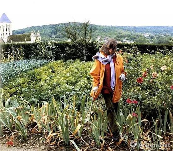 1992年，米切尔在法国弗特伊家中的花园。