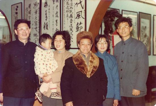 钱明直（右一）与徐孝穆（右三）合影于1984年的钱瘦铁画展上