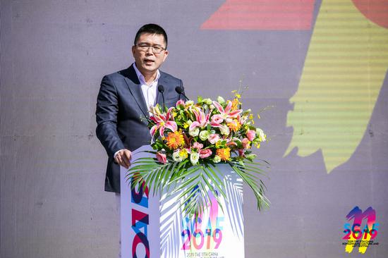 本届艺术节参展机构代表、北京画廊协会会长夏季风在开幕式上发言