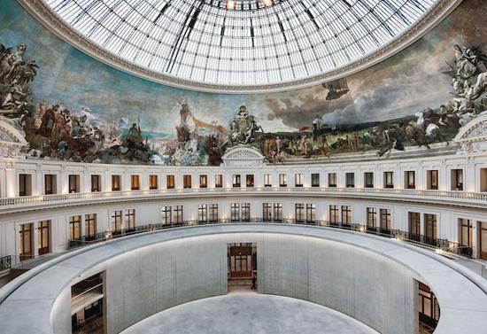 位于皮诺收藏馆（Bourse de Commerce-Pinault Collection）中心的玻璃穹庐和全景壁画，在修复后的巴黎前证券交易所开放。