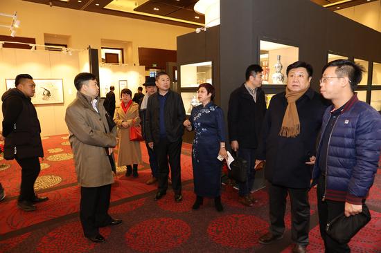 嘉宾参观“日月光华——清代铜胎画珐琅”预展