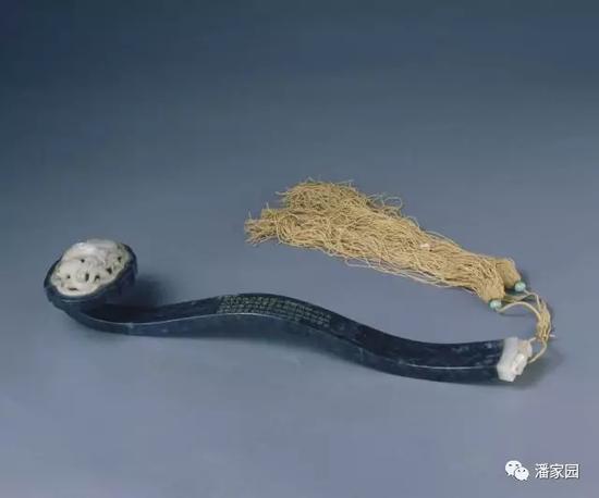 
	清 墨玉嵌白玉蟠龙如意
