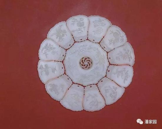 
	清 白玉十二月令组佩
