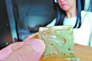 李女士家收藏的玉带片，行家认为属于古玉制品。