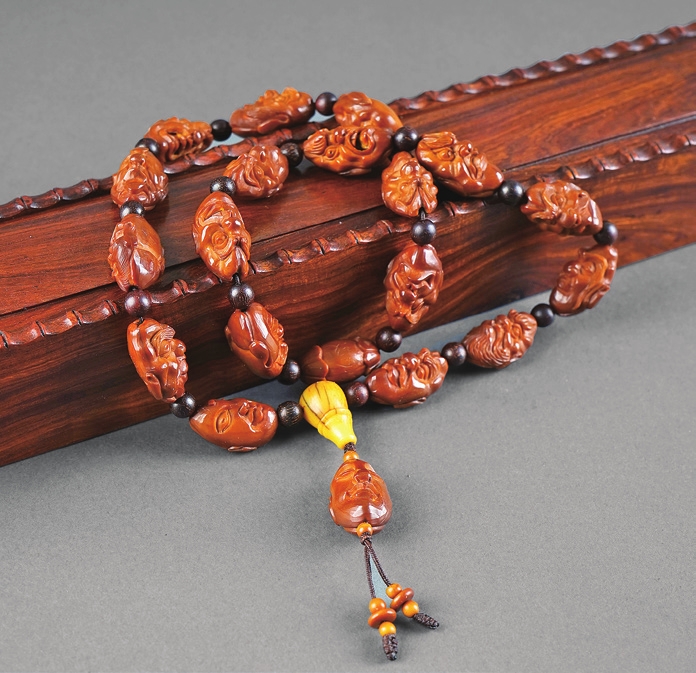 十八罗汉核雕手链一串（带黄花梨木盒）