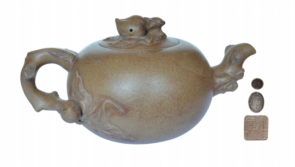 汪寅仙 (1943-2018)  寿桃壶