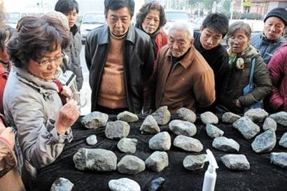 不少市民对“深藏不露”的原石饶有兴趣。