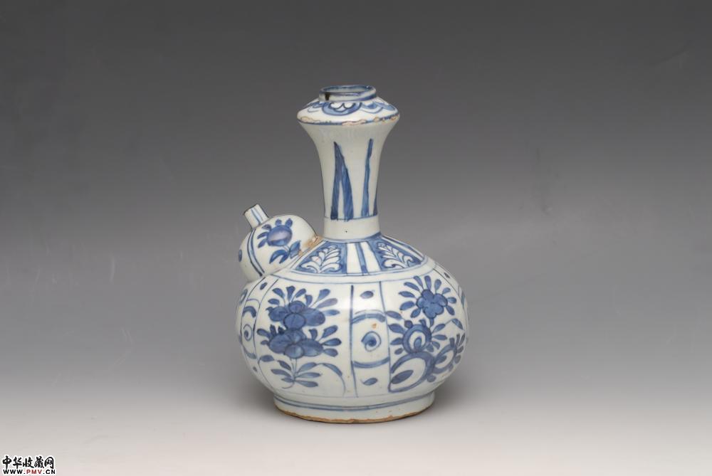 明万历青花花卉军持