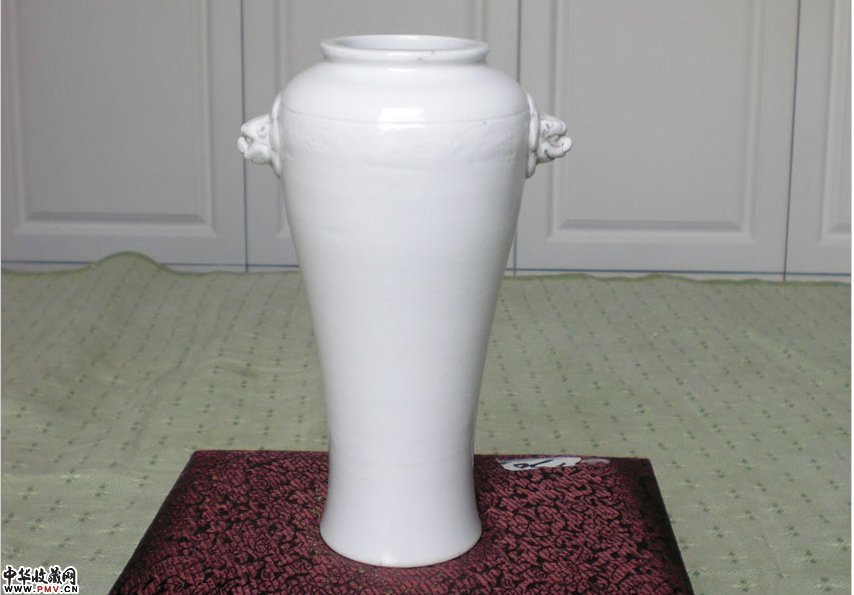 晚清德化窑白釉双狮头印花梅瓶 晚清德化窑白釉双狮头印花梅瓶