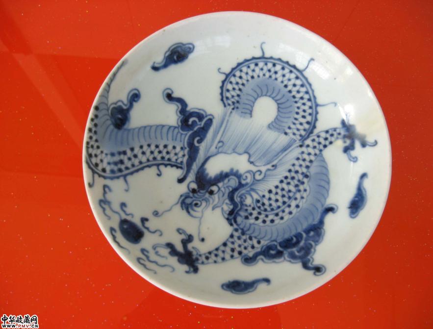 乾隆青花过墙龙盘