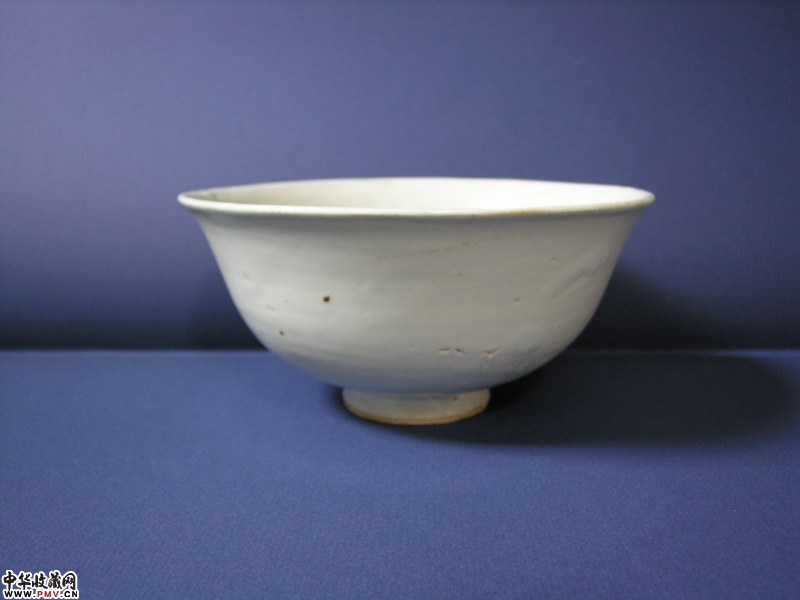 元代枢府釉模印龙纹碗。 元代枢府釉模印龙纹碗。