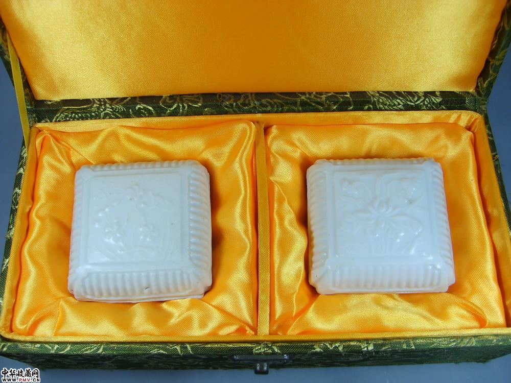 元德化窑白釉印菊花纹方形粉盒