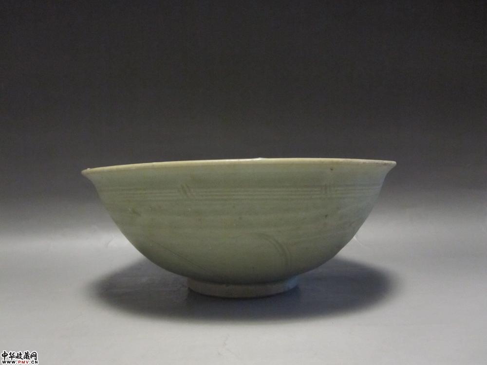 中国宋代龍泉窑葵口刻花碗、口沿有金修、 域鉴