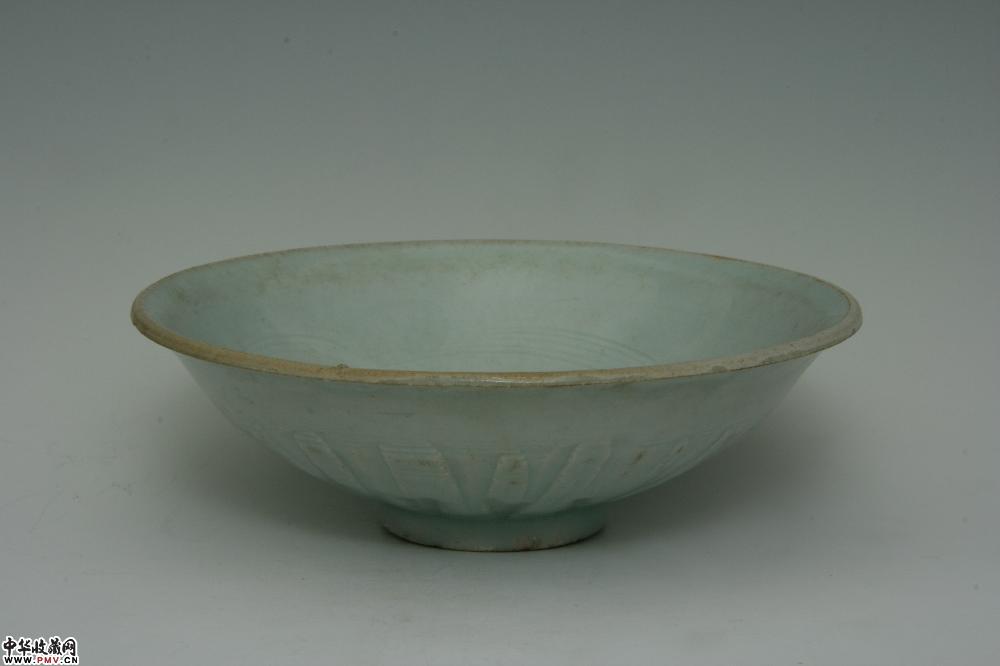 元景德镇窑青白釉刻花莲瓣碗