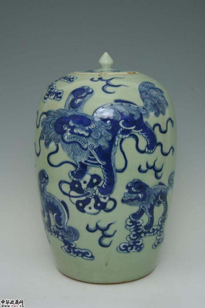 清道光景德镇豆青地堆白青花狮子纹冬瓜罐