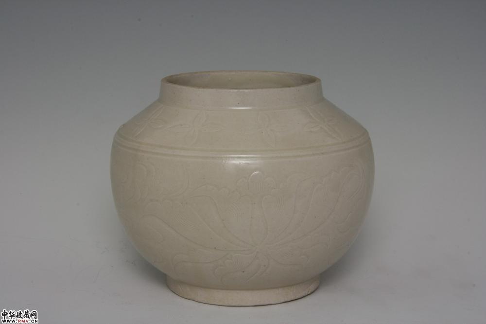 金定窑系白釉刻牡丹花罐