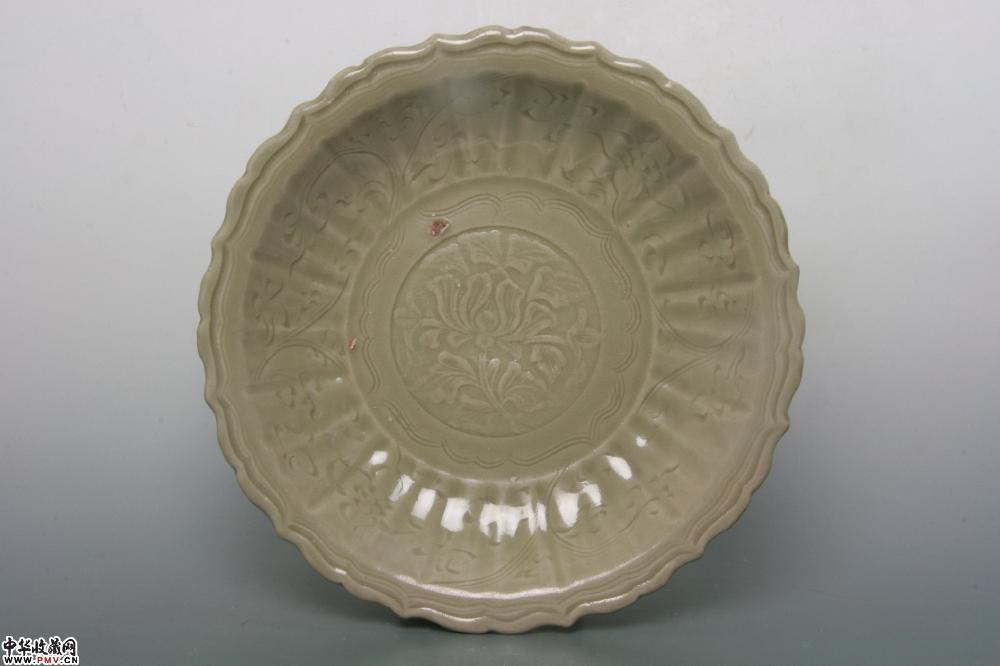 元龙泉窑青釉刻印花菱口大盘