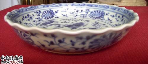 明 青花鸳鸯花卉菱口盘