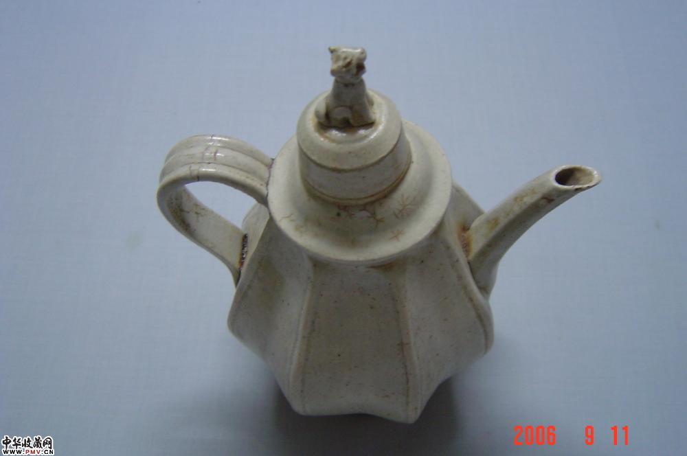 宋影青八棱狮纽盖执壶