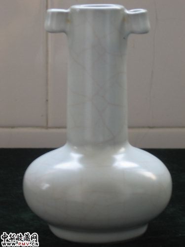 宋 修内司窑贯耳瓶