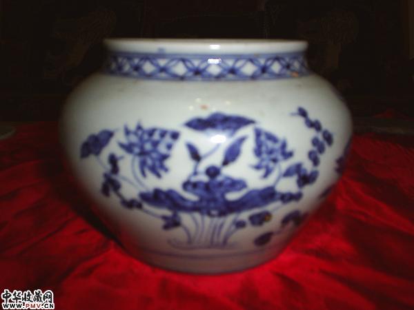 明．青花莲花池塘罐