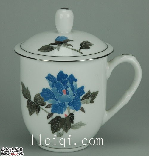 醴陵釉下五彩手绘蓝芙蓉老板杯,引领高档健康生活.各个花面,可题名字定做会议室专用杯 ,可团购 醴陵釉下五彩手绘蓝芙蓉老板杯,引领高档健康生活.各个花面,可题名字定做会议室专用杯 ,可团购