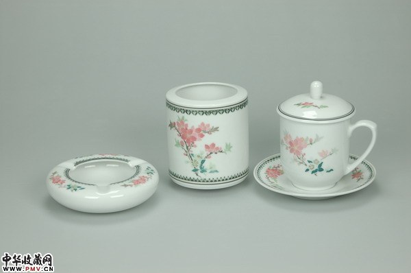 水点桃花四头友谊办公套具,水点桃花4件套,ceramic stationery水点桃花四件套文具 醴陵红官窑产(手绘釉下五彩) 中南海用精典文具,高档礼品 水点桃花四头友谊办公套具,水点桃花4件套,ceramic stationery水点桃花四件套文具 醴陵红官窑产(手绘釉下五彩) 中南海用精典文具,高档礼品