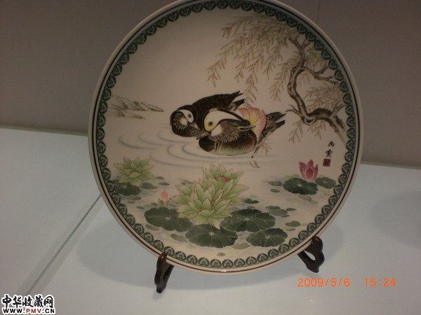 邓小平赠法国总统希拉克鸳鸯盘-2009年首都博物馆展览