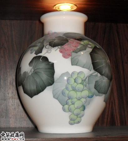 葡萄罐，醴陵釉下五彩作品，作者：彭玲，湖南省陶瓷大师