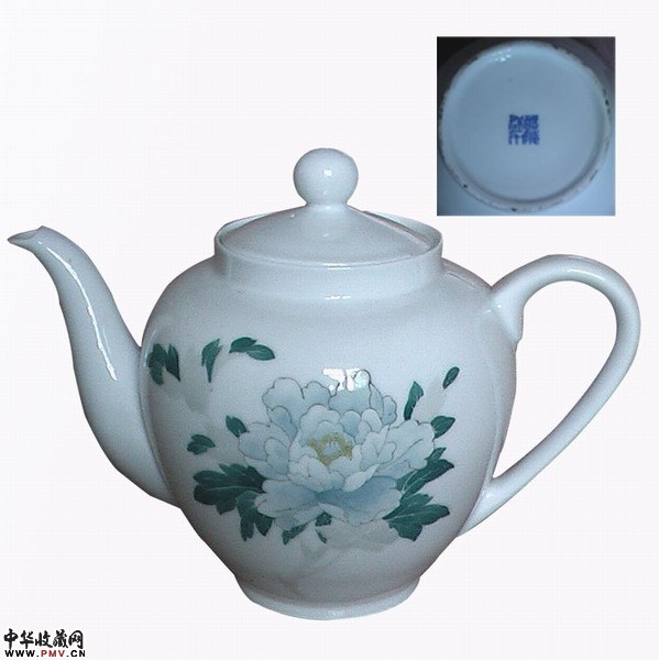 洪江泥白牡丹莲子壶，底印：醴陵群力，七十年代造
