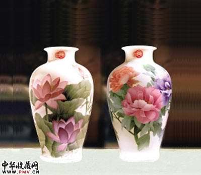 《牡丹荷花对瓶》官窑特贡瓷，作者：陈扬龙，王坚义
