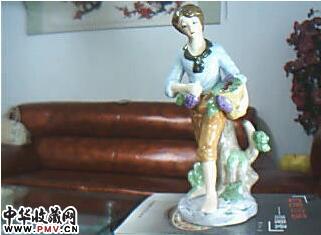 釉下彩外国人物雕像，童像，高22CM，醴陵文革出品瓷