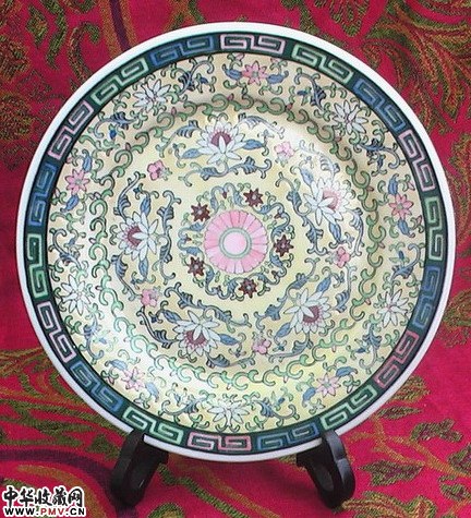 釉下五彩黄地洋莲满花中餐具七寸盘，醴陵群力棕色双凤底标，人民大会堂用瓷