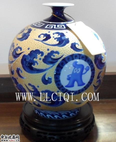 世博瓷吉祥海宝瓶（青花）