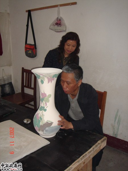 《红官窑》演员郭涛（饰演周师傅）花瓶签字与程姐留影