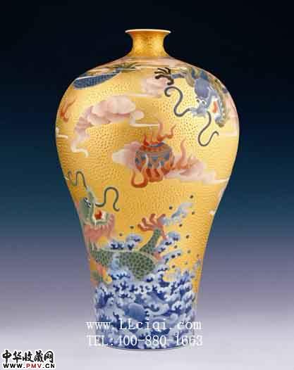 龙腾盛世花蕾瓶，龙年礼品花瓶，2012新年礼品  红官窑