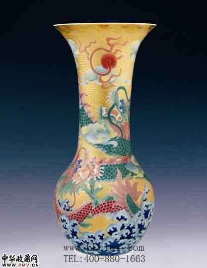 双龙戏珠巴拿马瓶,釉下五彩描金花瓶，红官窑龙年金瓷瓶