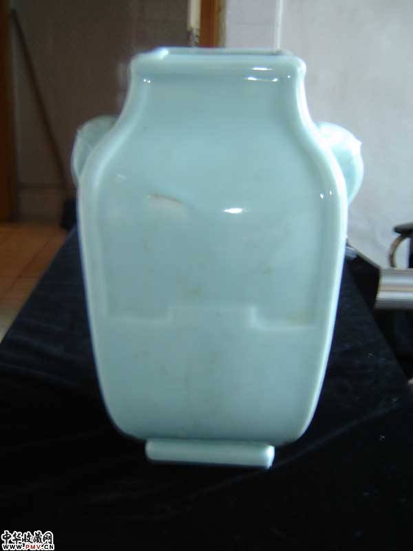 清乾隆冬青釉象耳方瓶（官窑）