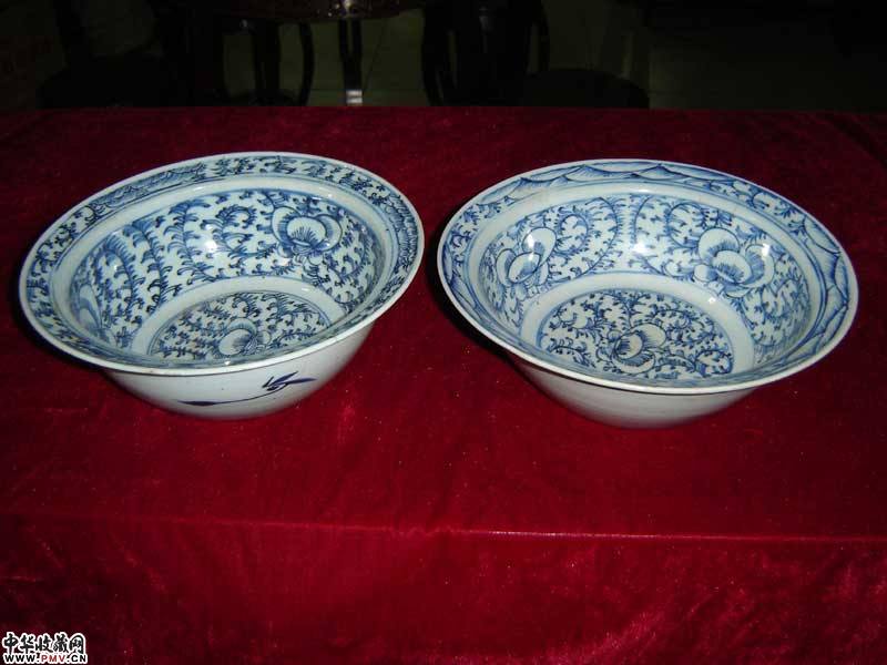 清中期青花缠枝脸盆一对