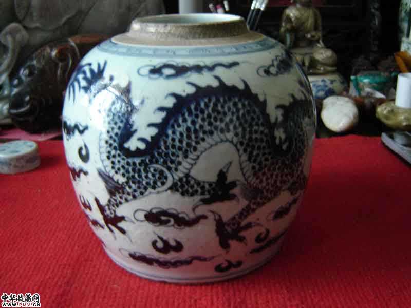 清乾隆青花二龙戏珠罐