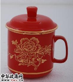 骨瓷骨瓷中国红瓷杯，花面：金芙蓉，寓意：荣华富贵，贺新婚之喜